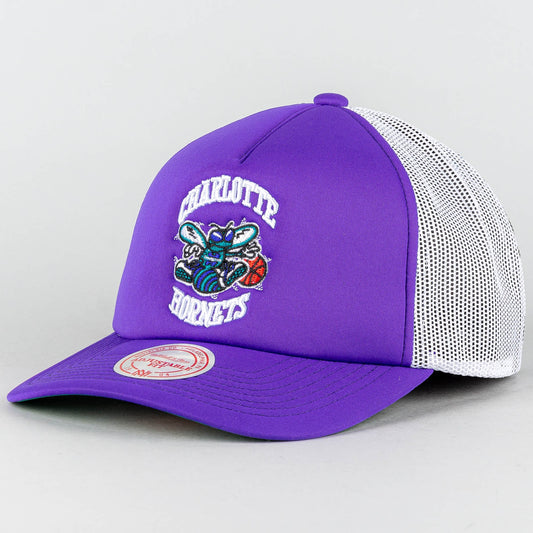 Mitchell & Ness OFF THE BACKBOARD TRUCKER HWC CHARLOTTE HORNETS Purple / White