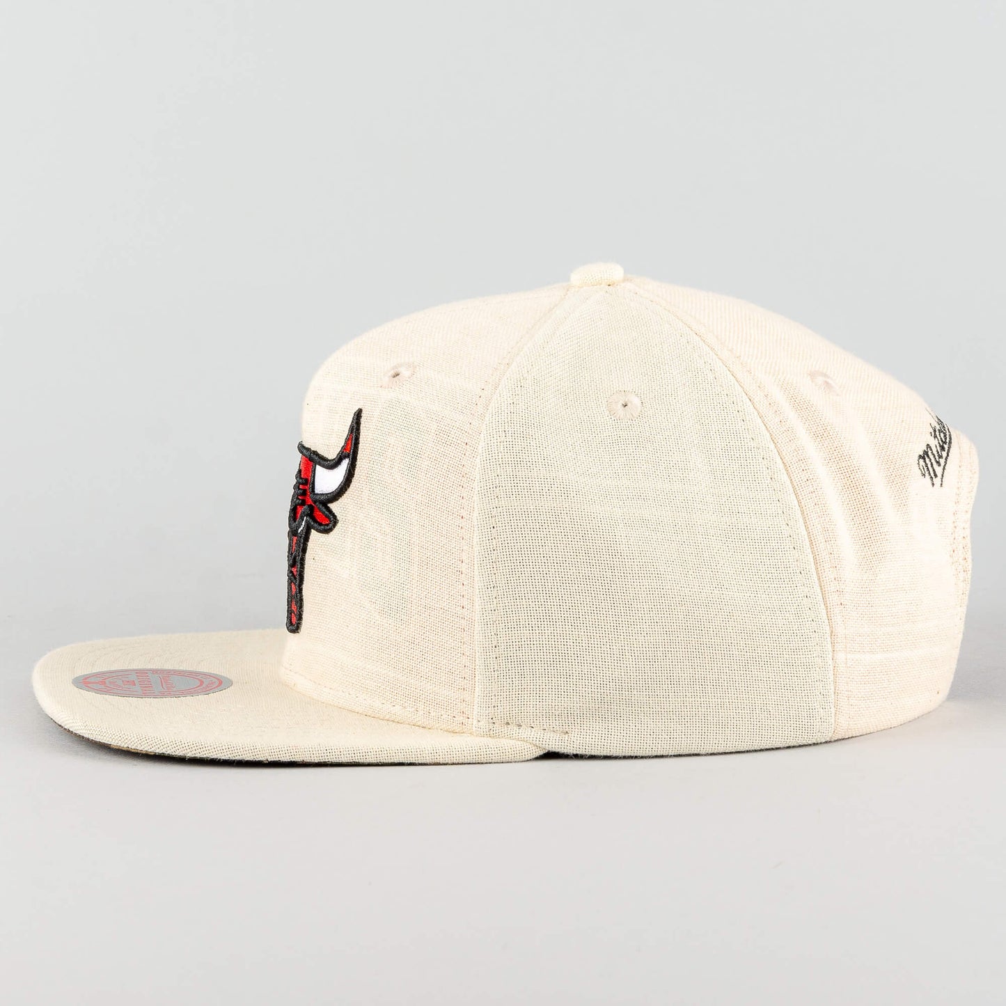 Mitchell & Ness CUT AWAY SNAPBACK NBA CHICAGO BULLS OFF WHITE