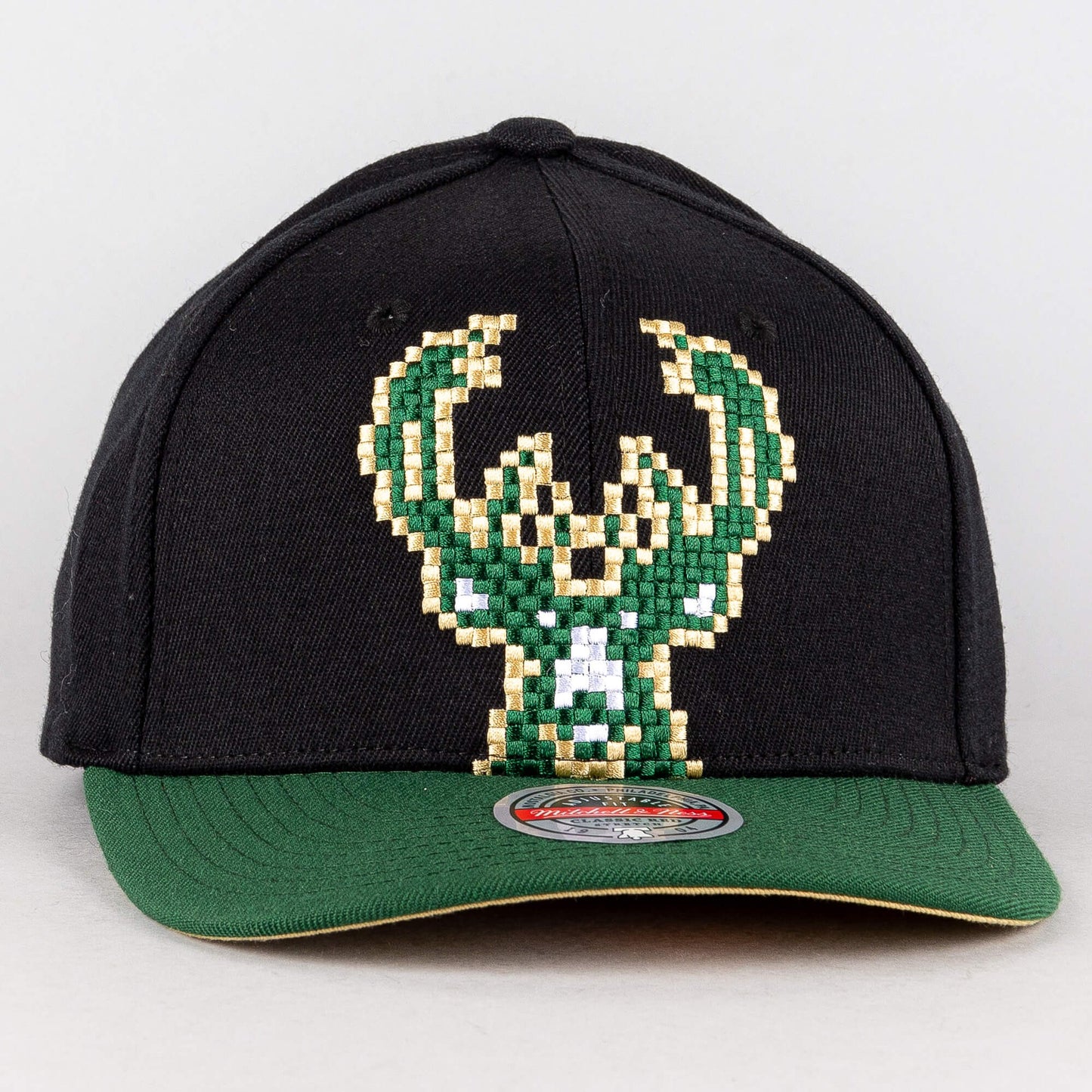 Mitchell & Ness 8-Bit XL Classic Red Milwaukee Bucks Black