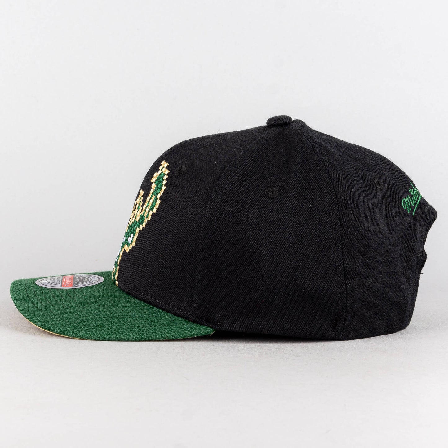 Mitchell & Ness 8-Bit XL Classic Red Milwaukee Bucks Black