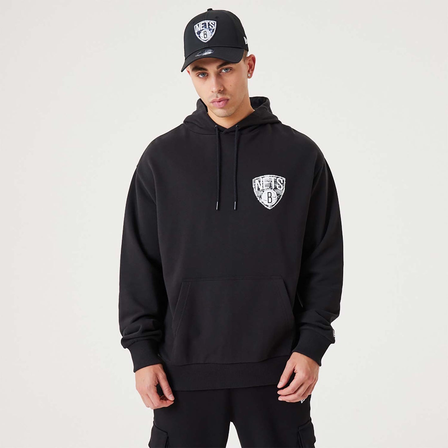 Mikina s kapucňou NEW ERA Brooklyn Nets NBA Infill Team Logo Black Pullover Hoodie čierna