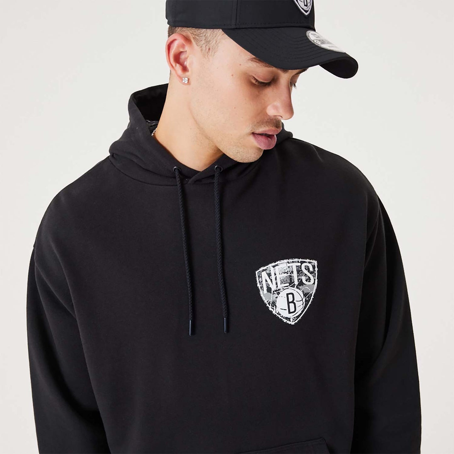 Mikina s kapucňou NEW ERA Brooklyn Nets NBA Infill Team Logo Black Pullover Hoodie čierna